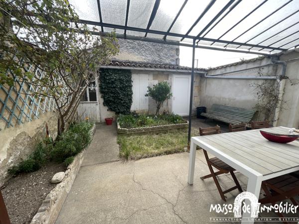 Vente Belle maison de ville sur les hauteurs du Jardin Public -102m² - 5 pièces - Cour et garage - COGNAC (Cha