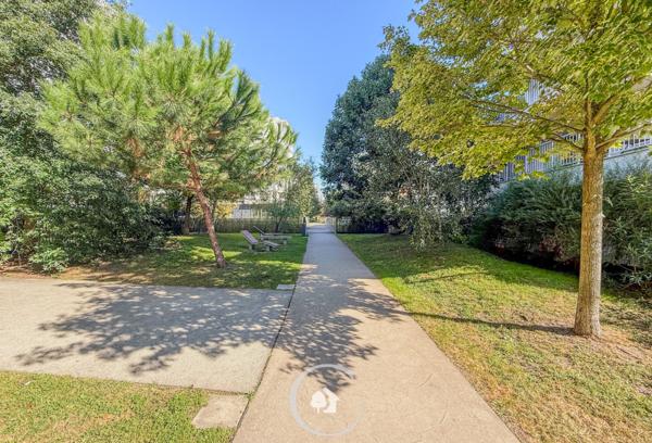 Bordeaux (33300) APPARTEMENT T2 - BALCON - PARKING SOUTERRAIN - PROCHE TRAMWAY C