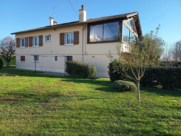 Maison individuelle idéalement située sur la commune de Sennece les Mâcon sur un terrain de 1600m2