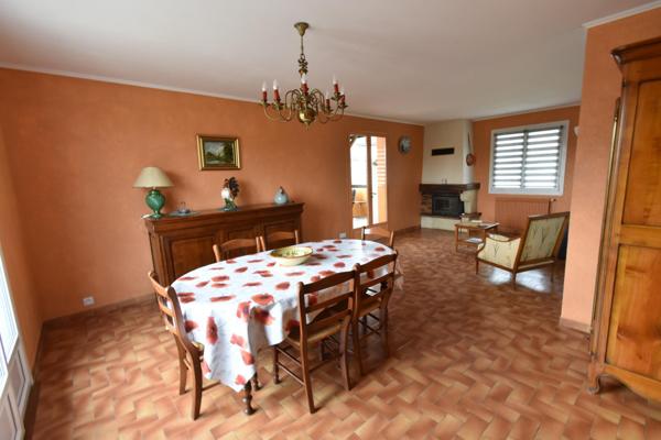 Maison individuelle idéalement située sur la commune de Sennece les Mâcon sur un terrain de 1600m2