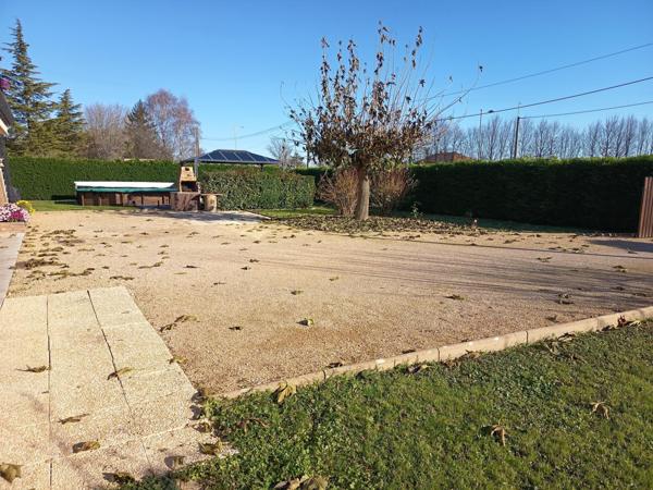 Maison individuelle idéalement située sur la commune de Sennece les Mâcon sur un terrain de 1600m2