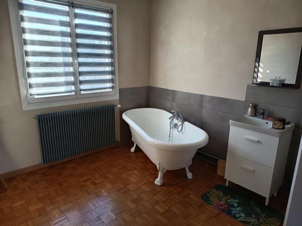 Maison individuelle idéalement située sur la commune de Sennece les Mâcon sur un terrain de 1600m2