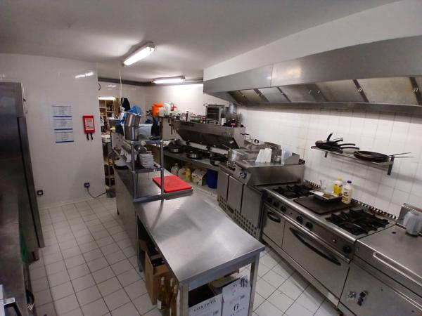 Nant (12230) À VENDRE – FONDS DE COMMERCE DE RESTAURANT Licence III incluse – Clé en main – Emplacement premium