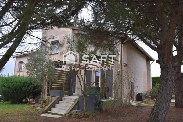 Charmante maison sur terrain joliment arboré avec piscine hors-sol.