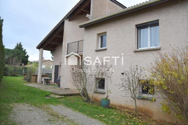 Charmante maison sur terrain joliment arboré avec piscine hors-sol.