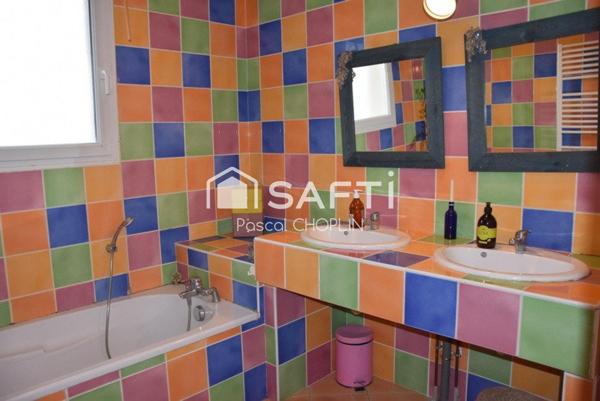 Charmante maison sur terrain joliment arboré avec piscine hors-sol.