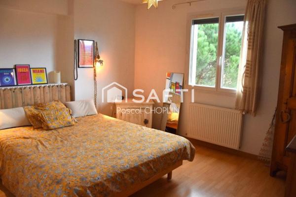 Charmante maison sur terrain joliment arboré avec piscine hors-sol.