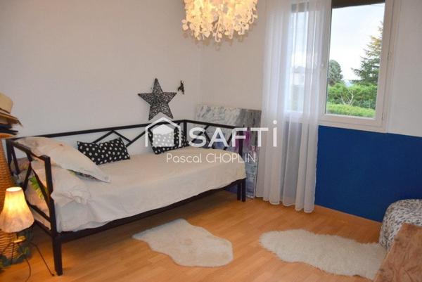 Charmante maison sur terrain joliment arboré avec piscine hors-sol.