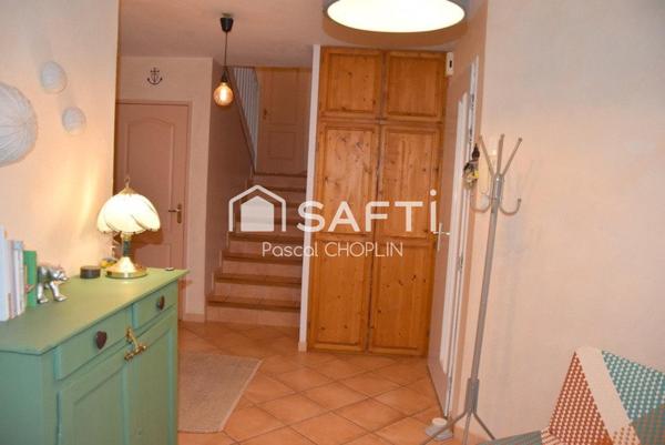 Charmante maison sur terrain joliment arboré avec piscine hors-sol.