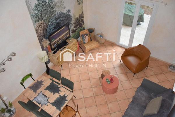 Charmante maison sur terrain joliment arboré avec piscine hors-sol.