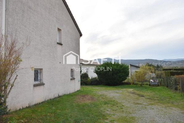 Charmante maison sur terrain joliment arboré avec piscine hors-sol.
