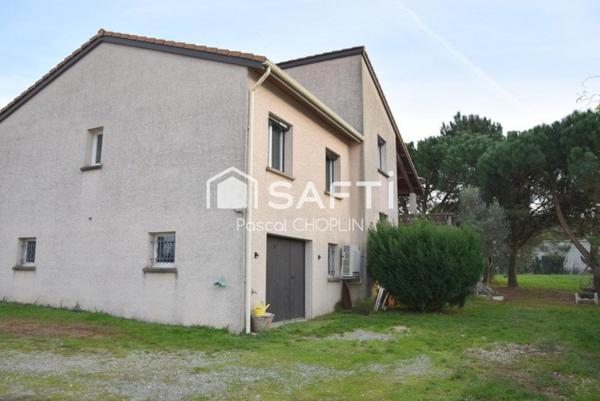 Charmante maison sur terrain joliment arboré avec piscine hors-sol.