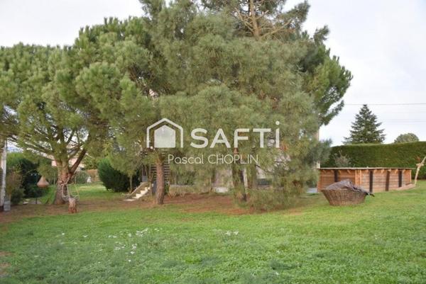 Charmante maison sur terrain joliment arboré avec piscine hors-sol.