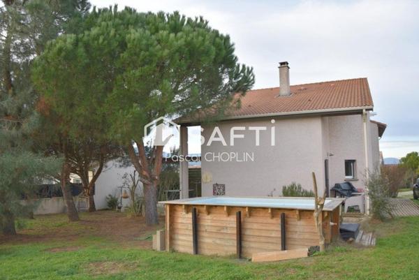 Charmante maison sur terrain joliment arboré avec piscine hors-sol.