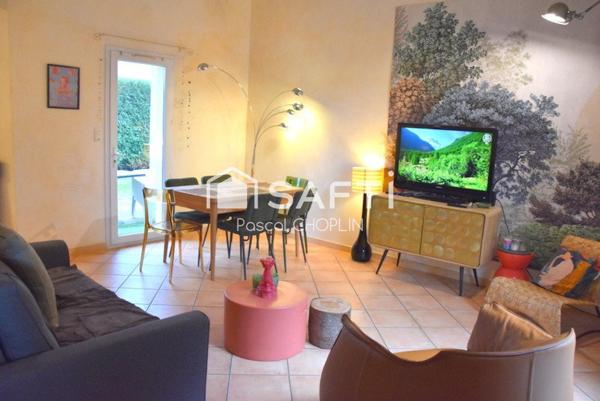 Charmante maison sur terrain joliment arboré avec piscine hors-sol.