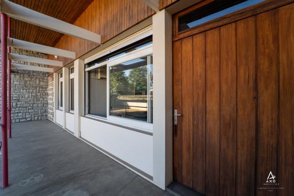 Maison d'architecte de plain pied avec garage