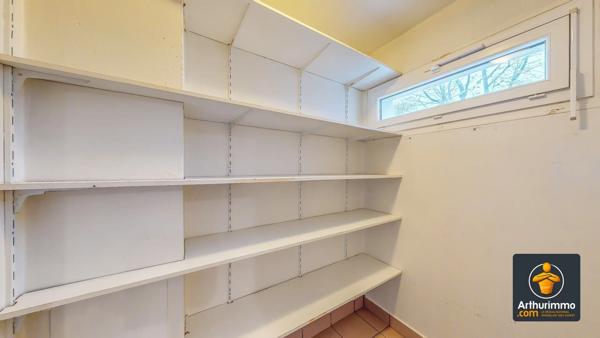 Location                                                      Appartement
                        
                     3 pièces                      61 m2                     à Saint-Priest