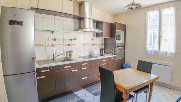 Magnifique appartement 3 pièces, spacieux (88 m²), entièrement rénové dans une résidence sécurisée (avec ascenseur, cour collective et place de parking)

Situé en plein cœur du centre-ville de NEVERS, à deux pas de la Porte de PARIS et de la rue piétonne, vous tomberez littéralement sous le charme de ce magnifique appartement fonctionnel et spacieux type F3 d'une superficie habitable de 88 m² (Carrez), au 2ème étage d'une petite résidence sécurisée de 4 niveaux des années 1983-88, avec son ascenseur, sa cour collective et son parking privatif.

L’appartement comprend :
- une entrée lumineuse avec son placard intégré, son interphone, sa porte d’entrée sécurisée et en très bon état, son sol carrelé, qualitatif et propre (carrelage identique et harmonisé que l’on retrouve dans la pièce de vie, dégagement couloir et salle d’eau) ;
- une pièce de vie lumineuse (2 ouvertures), spacieuse (d’une superficie d’env. 48 m²), fonctionnelle avec sa cuisine ouverte, totalement aménagée avec ses nombreux rangements et son bar/mange-debout, et équipée (hotte, four, plaque de cuisson induction) ;
- 2 chambres lumineuses, spacieuses (d’une superficie de 15 et 18 m²), fonctionnelles avec penderie / dressing intégré et aménagé, et son parquet flottant qualitatif et chaleureux ;
- une salle d’eau plutôt récente avec sa douche italienne, son vasque avec meubles, son sèche-serviettes qualitatif et son arrivée/évacuation d’eau (pour la machine à laver) ;
- un dégagement couloir desservant les pièces de nuit avec son placard/penderie intégré ;
- un WC indépendant. 

Cet appartement est classé en logement plutôt performant (DPE en lettre « C ») grâce à son isolation intérieure/extérieure performante, ses menuiseries double vitrage bois de bonne qualité et son mode de chauffage électrique (radiateurs plutôt récents, harmonisés, performants et économiques). 

De plus, cet appartement est sécurisé grâce à sa porte 3 points et son interphone. 

Le réseau urbain (ligne de bus) est au pied de la résidence et permet de servir Nevers, écoles, collèges et lycées en 10-15 minutes. 

La présente annonce immobilière vise 1 seul lot (= appartement) situé dans une petite copropriété bien entretenue formant 9 lots au total ne faisant l'objet d'aucune procédure en cours et d'un montant de charges d'environ 189 € par mois (soit 2 274 € annuel) déclaré par le vendeur comprenant l’entretien et l’électricité des parties communes, l’ascenseur, l’assurance des murs, l’eau froide…

A disposition dans la résidence, une courette pour envisager un barbecue l’été par exemple.

Les plus de cet appartement : 
Aménagement intérieur récent / rénové avec goût (aucun travaux à prévoir) ; 
Quartier recherché et dynamique ; 
Proximité des commodités et commerces, des écoles (maternelle, primaire, collège et lycée) ; 
Petite copropriété et immeuble en très bon état ; 
Présence d’un parking privatif à 200 m à pied de la résidence (facilité de stationnement au pied de la résidence) ; 
Logement plutôt performant, spacieux, fonctionnel, lumineux et agréable. 

Photos supplémentaires disponibles sur mon site BSK IMMOBILIER > Nos conseillers > Sébastien CHARDERON

Pour tout renseignement complémentaire ou pour une visite, contactez-moi au 06.63.17.90.56

Une belle opportunité à découvrir sans tarder !