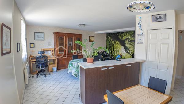 Magnifique appartement 3 pièces, spacieux (88 m²), entièrement rénové dans une résidence sécurisée (avec ascenseur, cour collective et place de parking)

Situé en plein cœur du centre-ville de NEVERS, à deux pas de la Porte de PARIS et de la rue piétonne, vous tomberez littéralement sous le charme de ce magnifique appartement fonctionnel et spacieux type F3 d'une superficie habitable de 88 m² (Carrez), au 2ème étage d'une petite résidence sécurisée de 4 niveaux des années 1983-88, avec son ascenseur, sa cour collective et son parking privatif.

L’appartement comprend :
- une entrée lumineuse avec son placard intégré, son interphone, sa porte d’entrée sécurisée et en très bon état, son sol carrelé, qualitatif et propre (carrelage identique et harmonisé que l’on retrouve dans la pièce de vie, dégagement couloir et salle d’eau) ;
- une pièce de vie lumineuse (2 ouvertures), spacieuse (d’une superficie d’env. 48 m²), fonctionnelle avec sa cuisine ouverte, totalement aménagée avec ses nombreux rangements et son bar/mange-debout, et équipée (hotte, four, plaque de cuisson induction) ;
- 2 chambres lumineuses, spacieuses (d’une superficie de 15 et 18 m²), fonctionnelles avec penderie / dressing intégré et aménagé, et son parquet flottant qualitatif et chaleureux ;
- une salle d’eau plutôt récente avec sa douche italienne, son vasque avec meubles, son sèche-serviettes qualitatif et son arrivée/évacuation d’eau (pour la machine à laver) ;
- un dégagement couloir desservant les pièces de nuit avec son placard/penderie intégré ;
- un WC indépendant. 

Cet appartement est classé en logement plutôt performant (DPE en lettre « C ») grâce à son isolation intérieure/extérieure performante, ses menuiseries double vitrage bois de bonne qualité et son mode de chauffage électrique (radiateurs plutôt récents, harmonisés, performants et économiques). 

De plus, cet appartement est sécurisé grâce à sa porte 3 points et son interphone. 

Le réseau urbain (ligne de bus) est au pied de la résidence et permet de servir Nevers, écoles, collèges et lycées en 10-15 minutes. 

La présente annonce immobilière vise 1 seul lot (= appartement) situé dans une petite copropriété bien entretenue formant 9 lots au total ne faisant l'objet d'aucune procédure en cours et d'un montant de charges d'environ 189 € par mois (soit 2 274 € annuel) déclaré par le vendeur comprenant l’entretien et l’électricité des parties communes, l’ascenseur, l’assurance des murs, l’eau froide…

A disposition dans la résidence, une courette pour envisager un barbecue l’été par exemple.

Les plus de cet appartement : 
Aménagement intérieur récent / rénové avec goût (aucun travaux à prévoir) ; 
Quartier recherché et dynamique ; 
Proximité des commodités et commerces, des écoles (maternelle, primaire, collège et lycée) ; 
Petite copropriété et immeuble en très bon état ; 
Présence d’un parking privatif à 200 m à pied de la résidence (facilité de stationnement au pied de la résidence) ; 
Logement plutôt performant, spacieux, fonctionnel, lumineux et agréable. 

Photos supplémentaires disponibles sur mon site BSK IMMOBILIER > Nos conseillers > Sébastien CHARDERON

Pour tout renseignement complémentaire ou pour une visite, contactez-moi au 06.63.17.90.56

Une belle opportunité à découvrir sans tarder !