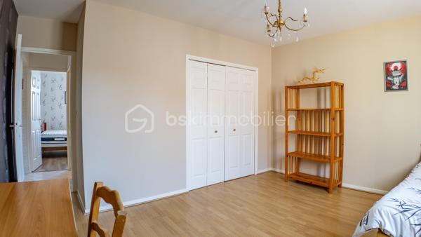Magnifique appartement 3 pièces, spacieux (88 m²), entièrement rénové dans une résidence sécurisée (avec ascenseur, cour collective et place de parking)

Situé en plein cœur du centre-ville de NEVERS, à deux pas de la Porte de PARIS et de la rue piétonne, vous tomberez littéralement sous le charme de ce magnifique appartement fonctionnel et spacieux type F3 d'une superficie habitable de 88 m² (Carrez), au 2ème étage d'une petite résidence sécurisée de 4 niveaux des années 1983-88, avec son ascenseur, sa cour collective et son parking privatif.

L’appartement comprend :
- une entrée lumineuse avec son placard intégré, son interphone, sa porte d’entrée sécurisée et en très bon état, son sol carrelé, qualitatif et propre (carrelage identique et harmonisé que l’on retrouve dans la pièce de vie, dégagement couloir et salle d’eau) ;
- une pièce de vie lumineuse (2 ouvertures), spacieuse (d’une superficie d’env. 48 m²), fonctionnelle avec sa cuisine ouverte, totalement aménagée avec ses nombreux rangements et son bar/mange-debout, et équipée (hotte, four, plaque de cuisson induction) ;
- 2 chambres lumineuses, spacieuses (d’une superficie de 15 et 18 m²), fonctionnelles avec penderie / dressing intégré et aménagé, et son parquet flottant qualitatif et chaleureux ;
- une salle d’eau plutôt récente avec sa douche italienne, son vasque avec meubles, son sèche-serviettes qualitatif et son arrivée/évacuation d’eau (pour la machine à laver) ;
- un dégagement couloir desservant les pièces de nuit avec son placard/penderie intégré ;
- un WC indépendant. 

Cet appartement est classé en logement plutôt performant (DPE en lettre « C ») grâce à son isolation intérieure/extérieure performante, ses menuiseries double vitrage bois de bonne qualité et son mode de chauffage électrique (radiateurs plutôt récents, harmonisés, performants et économiques). 

De plus, cet appartement est sécurisé grâce à sa porte 3 points et son interphone. 

Le réseau urbain (ligne de bus) est au pied de la résidence et permet de servir Nevers, écoles, collèges et lycées en 10-15 minutes. 

La présente annonce immobilière vise 1 seul lot (= appartement) situé dans une petite copropriété bien entretenue formant 9 lots au total ne faisant l'objet d'aucune procédure en cours et d'un montant de charges d'environ 189 € par mois (soit 2 274 € annuel) déclaré par le vendeur comprenant l’entretien et l’électricité des parties communes, l’ascenseur, l’assurance des murs, l’eau froide…

A disposition dans la résidence, une courette pour envisager un barbecue l’été par exemple.

Les plus de cet appartement : 
Aménagement intérieur récent / rénové avec goût (aucun travaux à prévoir) ; 
Quartier recherché et dynamique ; 
Proximité des commodités et commerces, des écoles (maternelle, primaire, collège et lycée) ; 
Petite copropriété et immeuble en très bon état ; 
Présence d’un parking privatif à 200 m à pied de la résidence (facilité de stationnement au pied de la résidence) ; 
Logement plutôt performant, spacieux, fonctionnel, lumineux et agréable. 

Photos supplémentaires disponibles sur mon site BSK IMMOBILIER > Nos conseillers > Sébastien CHARDERON

Pour tout renseignement complémentaire ou pour une visite, contactez-moi au 06.63.17.90.56

Une belle opportunité à découvrir sans tarder !