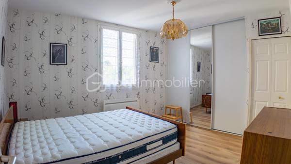 Magnifique appartement 3 pièces, spacieux (88 m²), entièrement rénové dans une résidence sécurisée (avec ascenseur, cour collective et place de parking)

Situé en plein cœur du centre-ville de NEVERS, à deux pas de la Porte de PARIS et de la rue piétonne, vous tomberez littéralement sous le charme de ce magnifique appartement fonctionnel et spacieux type F3 d'une superficie habitable de 88 m² (Carrez), au 2ème étage d'une petite résidence sécurisée de 4 niveaux des années 1983-88, avec son ascenseur, sa cour collective et son parking privatif.

L’appartement comprend :
- une entrée lumineuse avec son placard intégré, son interphone, sa porte d’entrée sécurisée et en très bon état, son sol carrelé, qualitatif et propre (carrelage identique et harmonisé que l’on retrouve dans la pièce de vie, dégagement couloir et salle d’eau) ;
- une pièce de vie lumineuse (2 ouvertures), spacieuse (d’une superficie d’env. 48 m²), fonctionnelle avec sa cuisine ouverte, totalement aménagée avec ses nombreux rangements et son bar/mange-debout, et équipée (hotte, four, plaque de cuisson induction) ;
- 2 chambres lumineuses, spacieuses (d’une superficie de 15 et 18 m²), fonctionnelles avec penderie / dressing intégré et aménagé, et son parquet flottant qualitatif et chaleureux ;
- une salle d’eau plutôt récente avec sa douche italienne, son vasque avec meubles, son sèche-serviettes qualitatif et son arrivée/évacuation d’eau (pour la machine à laver) ;
- un dégagement couloir desservant les pièces de nuit avec son placard/penderie intégré ;
- un WC indépendant. 

Cet appartement est classé en logement plutôt performant (DPE en lettre « C ») grâce à son isolation intérieure/extérieure performante, ses menuiseries double vitrage bois de bonne qualité et son mode de chauffage électrique (radiateurs plutôt récents, harmonisés, performants et économiques). 

De plus, cet appartement est sécurisé grâce à sa porte 3 points et son interphone. 

Le réseau urbain (ligne de bus) est au pied de la résidence et permet de servir Nevers, écoles, collèges et lycées en 10-15 minutes. 

La présente annonce immobilière vise 1 seul lot (= appartement) situé dans une petite copropriété bien entretenue formant 9 lots au total ne faisant l'objet d'aucune procédure en cours et d'un montant de charges d'environ 189 € par mois (soit 2 274 € annuel) déclaré par le vendeur comprenant l’entretien et l’électricité des parties communes, l’ascenseur, l’assurance des murs, l’eau froide…

A disposition dans la résidence, une courette pour envisager un barbecue l’été par exemple.

Les plus de cet appartement : 
Aménagement intérieur récent / rénové avec goût (aucun travaux à prévoir) ; 
Quartier recherché et dynamique ; 
Proximité des commodités et commerces, des écoles (maternelle, primaire, collège et lycée) ; 
Petite copropriété et immeuble en très bon état ; 
Présence d’un parking privatif à 200 m à pied de la résidence (facilité de stationnement au pied de la résidence) ; 
Logement plutôt performant, spacieux, fonctionnel, lumineux et agréable. 

Photos supplémentaires disponibles sur mon site BSK IMMOBILIER > Nos conseillers > Sébastien CHARDERON

Pour tout renseignement complémentaire ou pour une visite, contactez-moi au 06.63.17.90.56

Une belle opportunité à découvrir sans tarder !