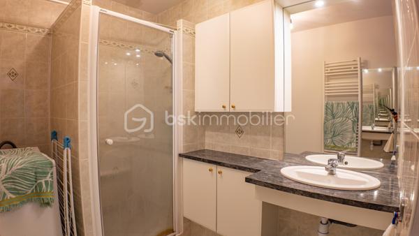 Magnifique appartement 3 pièces, spacieux (88 m²), entièrement rénové dans une résidence sécurisée (avec ascenseur, cour collective et place de parking)

Situé en plein cœur du centre-ville de NEVERS, à deux pas de la Porte de PARIS et de la rue piétonne, vous tomberez littéralement sous le charme de ce magnifique appartement fonctionnel et spacieux type F3 d'une superficie habitable de 88 m² (Carrez), au 2ème étage d'une petite résidence sécurisée de 4 niveaux des années 1983-88, avec son ascenseur, sa cour collective et son parking privatif.

L’appartement comprend :
- une entrée lumineuse avec son placard intégré, son interphone, sa porte d’entrée sécurisée et en très bon état, son sol carrelé, qualitatif et propre (carrelage identique et harmonisé que l’on retrouve dans la pièce de vie, dégagement couloir et salle d’eau) ;
- une pièce de vie lumineuse (2 ouvertures), spacieuse (d’une superficie d’env. 48 m²), fonctionnelle avec sa cuisine ouverte, totalement aménagée avec ses nombreux rangements et son bar/mange-debout, et équipée (hotte, four, plaque de cuisson induction) ;
- 2 chambres lumineuses, spacieuses (d’une superficie de 15 et 18 m²), fonctionnelles avec penderie / dressing intégré et aménagé, et son parquet flottant qualitatif et chaleureux ;
- une salle d’eau plutôt récente avec sa douche italienne, son vasque avec meubles, son sèche-serviettes qualitatif et son arrivée/évacuation d’eau (pour la machine à laver) ;
- un dégagement couloir desservant les pièces de nuit avec son placard/penderie intégré ;
- un WC indépendant. 

Cet appartement est classé en logement plutôt performant (DPE en lettre « C ») grâce à son isolation intérieure/extérieure performante, ses menuiseries double vitrage bois de bonne qualité et son mode de chauffage électrique (radiateurs plutôt récents, harmonisés, performants et économiques). 

De plus, cet appartement est sécurisé grâce à sa porte 3 points et son interphone. 

Le réseau urbain (ligne de bus) est au pied de la résidence et permet de servir Nevers, écoles, collèges et lycées en 10-15 minutes. 

La présente annonce immobilière vise 1 seul lot (= appartement) situé dans une petite copropriété bien entretenue formant 9 lots au total ne faisant l'objet d'aucune procédure en cours et d'un montant de charges d'environ 189 € par mois (soit 2 274 € annuel) déclaré par le vendeur comprenant l’entretien et l’électricité des parties communes, l’ascenseur, l’assurance des murs, l’eau froide…

A disposition dans la résidence, une courette pour envisager un barbecue l’été par exemple.

Les plus de cet appartement : 
Aménagement intérieur récent / rénové avec goût (aucun travaux à prévoir) ; 
Quartier recherché et dynamique ; 
Proximité des commodités et commerces, des écoles (maternelle, primaire, collège et lycée) ; 
Petite copropriété et immeuble en très bon état ; 
Présence d’un parking privatif à 200 m à pied de la résidence (facilité de stationnement au pied de la résidence) ; 
Logement plutôt performant, spacieux, fonctionnel, lumineux et agréable. 

Photos supplémentaires disponibles sur mon site BSK IMMOBILIER > Nos conseillers > Sébastien CHARDERON

Pour tout renseignement complémentaire ou pour une visite, contactez-moi au 06.63.17.90.56

Une belle opportunité à découvrir sans tarder !
