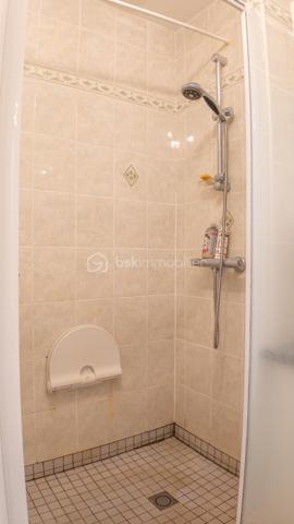Magnifique appartement 3 pièces, spacieux (88 m²), entièrement rénové dans une résidence sécurisée (avec ascenseur, cour collective et place de parking)

Situé en plein cœur du centre-ville de NEVERS, à deux pas de la Porte de PARIS et de la rue piétonne, vous tomberez littéralement sous le charme de ce magnifique appartement fonctionnel et spacieux type F3 d'une superficie habitable de 88 m² (Carrez), au 2ème étage d'une petite résidence sécurisée de 4 niveaux des années 1983-88, avec son ascenseur, sa cour collective et son parking privatif.

L’appartement comprend :
- une entrée lumineuse avec son placard intégré, son interphone, sa porte d’entrée sécurisée et en très bon état, son sol carrelé, qualitatif et propre (carrelage identique et harmonisé que l’on retrouve dans la pièce de vie, dégagement couloir et salle d’eau) ;
- une pièce de vie lumineuse (2 ouvertures), spacieuse (d’une superficie d’env. 48 m²), fonctionnelle avec sa cuisine ouverte, totalement aménagée avec ses nombreux rangements et son bar/mange-debout, et équipée (hotte, four, plaque de cuisson induction) ;
- 2 chambres lumineuses, spacieuses (d’une superficie de 15 et 18 m²), fonctionnelles avec penderie / dressing intégré et aménagé, et son parquet flottant qualitatif et chaleureux ;
- une salle d’eau plutôt récente avec sa douche italienne, son vasque avec meubles, son sèche-serviettes qualitatif et son arrivée/évacuation d’eau (pour la machine à laver) ;
- un dégagement couloir desservant les pièces de nuit avec son placard/penderie intégré ;
- un WC indépendant. 

Cet appartement est classé en logement plutôt performant (DPE en lettre « C ») grâce à son isolation intérieure/extérieure performante, ses menuiseries double vitrage bois de bonne qualité et son mode de chauffage électrique (radiateurs plutôt récents, harmonisés, performants et économiques). 

De plus, cet appartement est sécurisé grâce à sa porte 3 points et son interphone. 

Le réseau urbain (ligne de bus) est au pied de la résidence et permet de servir Nevers, écoles, collèges et lycées en 10-15 minutes. 

La présente annonce immobilière vise 1 seul lot (= appartement) situé dans une petite copropriété bien entretenue formant 9 lots au total ne faisant l'objet d'aucune procédure en cours et d'un montant de charges d'environ 189 € par mois (soit 2 274 € annuel) déclaré par le vendeur comprenant l’entretien et l’électricité des parties communes, l’ascenseur, l’assurance des murs, l’eau froide…

A disposition dans la résidence, une courette pour envisager un barbecue l’été par exemple.

Les plus de cet appartement : 
Aménagement intérieur récent / rénové avec goût (aucun travaux à prévoir) ; 
Quartier recherché et dynamique ; 
Proximité des commodités et commerces, des écoles (maternelle, primaire, collège et lycée) ; 
Petite copropriété et immeuble en très bon état ; 
Présence d’un parking privatif à 200 m à pied de la résidence (facilité de stationnement au pied de la résidence) ; 
Logement plutôt performant, spacieux, fonctionnel, lumineux et agréable. 

Photos supplémentaires disponibles sur mon site BSK IMMOBILIER > Nos conseillers > Sébastien CHARDERON

Pour tout renseignement complémentaire ou pour une visite, contactez-moi au 06.63.17.90.56

Une belle opportunité à découvrir sans tarder !