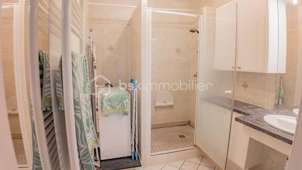 Magnifique appartement 3 pièces, spacieux (88 m²), entièrement rénové dans une résidence sécurisée (avec ascenseur, cour collective et place de parking)

Situé en plein cœur du centre-ville de NEVERS, à deux pas de la Porte de PARIS et de la rue piétonne, vous tomberez littéralement sous le charme de ce magnifique appartement fonctionnel et spacieux type F3 d'une superficie habitable de 88 m² (Carrez), au 2ème étage d'une petite résidence sécurisée de 4 niveaux des années 1983-88, avec son ascenseur, sa cour collective et son parking privatif.

L’appartement comprend :
- une entrée lumineuse avec son placard intégré, son interphone, sa porte d’entrée sécurisée et en très bon état, son sol carrelé, qualitatif et propre (carrelage identique et harmonisé que l’on retrouve dans la pièce de vie, dégagement couloir et salle d’eau) ;
- une pièce de vie lumineuse (2 ouvertures), spacieuse (d’une superficie d’env. 48 m²), fonctionnelle avec sa cuisine ouverte, totalement aménagée avec ses nombreux rangements et son bar/mange-debout, et équipée (hotte, four, plaque de cuisson induction) ;
- 2 chambres lumineuses, spacieuses (d’une superficie de 15 et 18 m²), fonctionnelles avec penderie / dressing intégré et aménagé, et son parquet flottant qualitatif et chaleureux ;
- une salle d’eau plutôt récente avec sa douche italienne, son vasque avec meubles, son sèche-serviettes qualitatif et son arrivée/évacuation d’eau (pour la machine à laver) ;
- un dégagement couloir desservant les pièces de nuit avec son placard/penderie intégré ;
- un WC indépendant. 

Cet appartement est classé en logement plutôt performant (DPE en lettre « C ») grâce à son isolation intérieure/extérieure performante, ses menuiseries double vitrage bois de bonne qualité et son mode de chauffage électrique (radiateurs plutôt récents, harmonisés, performants et économiques). 

De plus, cet appartement est sécurisé grâce à sa porte 3 points et son interphone. 

Le réseau urbain (ligne de bus) est au pied de la résidence et permet de servir Nevers, écoles, collèges et lycées en 10-15 minutes. 

La présente annonce immobilière vise 1 seul lot (= appartement) situé dans une petite copropriété bien entretenue formant 9 lots au total ne faisant l'objet d'aucune procédure en cours et d'un montant de charges d'environ 189 € par mois (soit 2 274 € annuel) déclaré par le vendeur comprenant l’entretien et l’électricité des parties communes, l’ascenseur, l’assurance des murs, l’eau froide…

A disposition dans la résidence, une courette pour envisager un barbecue l’été par exemple.

Les plus de cet appartement : 
Aménagement intérieur récent / rénové avec goût (aucun travaux à prévoir) ; 
Quartier recherché et dynamique ; 
Proximité des commodités et commerces, des écoles (maternelle, primaire, collège et lycée) ; 
Petite copropriété et immeuble en très bon état ; 
Présence d’un parking privatif à 200 m à pied de la résidence (facilité de stationnement au pied de la résidence) ; 
Logement plutôt performant, spacieux, fonctionnel, lumineux et agréable. 

Photos supplémentaires disponibles sur mon site BSK IMMOBILIER > Nos conseillers > Sébastien CHARDERON

Pour tout renseignement complémentaire ou pour une visite, contactez-moi au 06.63.17.90.56

Une belle opportunité à découvrir sans tarder !