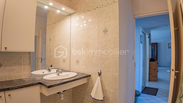 Magnifique appartement 3 pièces, spacieux (88 m²), entièrement rénové dans une résidence sécurisée (avec ascenseur, cour collective et place de parking)

Situé en plein cœur du centre-ville de NEVERS, à deux pas de la Porte de PARIS et de la rue piétonne, vous tomberez littéralement sous le charme de ce magnifique appartement fonctionnel et spacieux type F3 d'une superficie habitable de 88 m² (Carrez), au 2ème étage d'une petite résidence sécurisée de 4 niveaux des années 1983-88, avec son ascenseur, sa cour collective et son parking privatif.

L’appartement comprend :
- une entrée lumineuse avec son placard intégré, son interphone, sa porte d’entrée sécurisée et en très bon état, son sol carrelé, qualitatif et propre (carrelage identique et harmonisé que l’on retrouve dans la pièce de vie, dégagement couloir et salle d’eau) ;
- une pièce de vie lumineuse (2 ouvertures), spacieuse (d’une superficie d’env. 48 m²), fonctionnelle avec sa cuisine ouverte, totalement aménagée avec ses nombreux rangements et son bar/mange-debout, et équipée (hotte, four, plaque de cuisson induction) ;
- 2 chambres lumineuses, spacieuses (d’une superficie de 15 et 18 m²), fonctionnelles avec penderie / dressing intégré et aménagé, et son parquet flottant qualitatif et chaleureux ;
- une salle d’eau plutôt récente avec sa douche italienne, son vasque avec meubles, son sèche-serviettes qualitatif et son arrivée/évacuation d’eau (pour la machine à laver) ;
- un dégagement couloir desservant les pièces de nuit avec son placard/penderie intégré ;
- un WC indépendant. 

Cet appartement est classé en logement plutôt performant (DPE en lettre « C ») grâce à son isolation intérieure/extérieure performante, ses menuiseries double vitrage bois de bonne qualité et son mode de chauffage électrique (radiateurs plutôt récents, harmonisés, performants et économiques). 

De plus, cet appartement est sécurisé grâce à sa porte 3 points et son interphone. 

Le réseau urbain (ligne de bus) est au pied de la résidence et permet de servir Nevers, écoles, collèges et lycées en 10-15 minutes. 

La présente annonce immobilière vise 1 seul lot (= appartement) situé dans une petite copropriété bien entretenue formant 9 lots au total ne faisant l'objet d'aucune procédure en cours et d'un montant de charges d'environ 189 € par mois (soit 2 274 € annuel) déclaré par le vendeur comprenant l’entretien et l’électricité des parties communes, l’ascenseur, l’assurance des murs, l’eau froide…

A disposition dans la résidence, une courette pour envisager un barbecue l’été par exemple.

Les plus de cet appartement : 
Aménagement intérieur récent / rénové avec goût (aucun travaux à prévoir) ; 
Quartier recherché et dynamique ; 
Proximité des commodités et commerces, des écoles (maternelle, primaire, collège et lycée) ; 
Petite copropriété et immeuble en très bon état ; 
Présence d’un parking privatif à 200 m à pied de la résidence (facilité de stationnement au pied de la résidence) ; 
Logement plutôt performant, spacieux, fonctionnel, lumineux et agréable. 

Photos supplémentaires disponibles sur mon site BSK IMMOBILIER > Nos conseillers > Sébastien CHARDERON

Pour tout renseignement complémentaire ou pour une visite, contactez-moi au 06.63.17.90.56

Une belle opportunité à découvrir sans tarder !