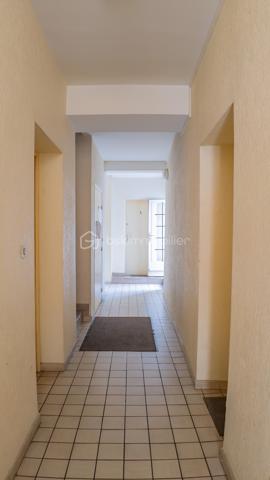 Magnifique appartement 3 pièces, spacieux (88 m²), entièrement rénové dans une résidence sécurisée (avec ascenseur, cour collective et place de parking)

Situé en plein cœur du centre-ville de NEVERS, à deux pas de la Porte de PARIS et de la rue piétonne, vous tomberez littéralement sous le charme de ce magnifique appartement fonctionnel et spacieux type F3 d'une superficie habitable de 88 m² (Carrez), au 2ème étage d'une petite résidence sécurisée de 4 niveaux des années 1983-88, avec son ascenseur, sa cour collective et son parking privatif.

L’appartement comprend :
- une entrée lumineuse avec son placard intégré, son interphone, sa porte d’entrée sécurisée et en très bon état, son sol carrelé, qualitatif et propre (carrelage identique et harmonisé que l’on retrouve dans la pièce de vie, dégagement couloir et salle d’eau) ;
- une pièce de vie lumineuse (2 ouvertures), spacieuse (d’une superficie d’env. 48 m²), fonctionnelle avec sa cuisine ouverte, totalement aménagée avec ses nombreux rangements et son bar/mange-debout, et équipée (hotte, four, plaque de cuisson induction) ;
- 2 chambres lumineuses, spacieuses (d’une superficie de 15 et 18 m²), fonctionnelles avec penderie / dressing intégré et aménagé, et son parquet flottant qualitatif et chaleureux ;
- une salle d’eau plutôt récente avec sa douche italienne, son vasque avec meubles, son sèche-serviettes qualitatif et son arrivée/évacuation d’eau (pour la machine à laver) ;
- un dégagement couloir desservant les pièces de nuit avec son placard/penderie intégré ;
- un WC indépendant. 

Cet appartement est classé en logement plutôt performant (DPE en lettre « C ») grâce à son isolation intérieure/extérieure performante, ses menuiseries double vitrage bois de bonne qualité et son mode de chauffage électrique (radiateurs plutôt récents, harmonisés, performants et économiques). 

De plus, cet appartement est sécurisé grâce à sa porte 3 points et son interphone. 

Le réseau urbain (ligne de bus) est au pied de la résidence et permet de servir Nevers, écoles, collèges et lycées en 10-15 minutes. 

La présente annonce immobilière vise 1 seul lot (= appartement) situé dans une petite copropriété bien entretenue formant 9 lots au total ne faisant l'objet d'aucune procédure en cours et d'un montant de charges d'environ 189 € par mois (soit 2 274 € annuel) déclaré par le vendeur comprenant l’entretien et l’électricité des parties communes, l’ascenseur, l’assurance des murs, l’eau froide…

A disposition dans la résidence, une courette pour envisager un barbecue l’été par exemple.

Les plus de cet appartement : 
Aménagement intérieur récent / rénové avec goût (aucun travaux à prévoir) ; 
Quartier recherché et dynamique ; 
Proximité des commodités et commerces, des écoles (maternelle, primaire, collège et lycée) ; 
Petite copropriété et immeuble en très bon état ; 
Présence d’un parking privatif à 200 m à pied de la résidence (facilité de stationnement au pied de la résidence) ; 
Logement plutôt performant, spacieux, fonctionnel, lumineux et agréable. 

Photos supplémentaires disponibles sur mon site BSK IMMOBILIER > Nos conseillers > Sébastien CHARDERON

Pour tout renseignement complémentaire ou pour une visite, contactez-moi au 06.63.17.90.56

Une belle opportunité à découvrir sans tarder !