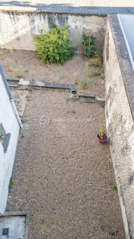 Magnifique appartement 3 pièces, spacieux (88 m²), entièrement rénové dans une résidence sécurisée (avec ascenseur, cour collective et place de parking)

Situé en plein cœur du centre-ville de NEVERS, à deux pas de la Porte de PARIS et de la rue piétonne, vous tomberez littéralement sous le charme de ce magnifique appartement fonctionnel et spacieux type F3 d'une superficie habitable de 88 m² (Carrez), au 2ème étage d'une petite résidence sécurisée de 4 niveaux des années 1983-88, avec son ascenseur, sa cour collective et son parking privatif.

L’appartement comprend :
- une entrée lumineuse avec son placard intégré, son interphone, sa porte d’entrée sécurisée et en très bon état, son sol carrelé, qualitatif et propre (carrelage identique et harmonisé que l’on retrouve dans la pièce de vie, dégagement couloir et salle d’eau) ;
- une pièce de vie lumineuse (2 ouvertures), spacieuse (d’une superficie d’env. 48 m²), fonctionnelle avec sa cuisine ouverte, totalement aménagée avec ses nombreux rangements et son bar/mange-debout, et équipée (hotte, four, plaque de cuisson induction) ;
- 2 chambres lumineuses, spacieuses (d’une superficie de 15 et 18 m²), fonctionnelles avec penderie / dressing intégré et aménagé, et son parquet flottant qualitatif et chaleureux ;
- une salle d’eau plutôt récente avec sa douche italienne, son vasque avec meubles, son sèche-serviettes qualitatif et son arrivée/évacuation d’eau (pour la machine à laver) ;
- un dégagement couloir desservant les pièces de nuit avec son placard/penderie intégré ;
- un WC indépendant. 

Cet appartement est classé en logement plutôt performant (DPE en lettre « C ») grâce à son isolation intérieure/extérieure performante, ses menuiseries double vitrage bois de bonne qualité et son mode de chauffage électrique (radiateurs plutôt récents, harmonisés, performants et économiques). 

De plus, cet appartement est sécurisé grâce à sa porte 3 points et son interphone. 

Le réseau urbain (ligne de bus) est au pied de la résidence et permet de servir Nevers, écoles, collèges et lycées en 10-15 minutes. 

La présente annonce immobilière vise 1 seul lot (= appartement) situé dans une petite copropriété bien entretenue formant 9 lots au total ne faisant l'objet d'aucune procédure en cours et d'un montant de charges d'environ 189 € par mois (soit 2 274 € annuel) déclaré par le vendeur comprenant l’entretien et l’électricité des parties communes, l’ascenseur, l’assurance des murs, l’eau froide…

A disposition dans la résidence, une courette pour envisager un barbecue l’été par exemple.

Les plus de cet appartement : 
Aménagement intérieur récent / rénové avec goût (aucun travaux à prévoir) ; 
Quartier recherché et dynamique ; 
Proximité des commodités et commerces, des écoles (maternelle, primaire, collège et lycée) ; 
Petite copropriété et immeuble en très bon état ; 
Présence d’un parking privatif à 200 m à pied de la résidence (facilité de stationnement au pied de la résidence) ; 
Logement plutôt performant, spacieux, fonctionnel, lumineux et agréable. 

Photos supplémentaires disponibles sur mon site BSK IMMOBILIER > Nos conseillers > Sébastien CHARDERON

Pour tout renseignement complémentaire ou pour une visite, contactez-moi au 06.63.17.90.56

Une belle opportunité à découvrir sans tarder !