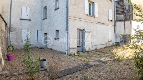 Magnifique appartement 3 pièces, spacieux (88 m²), entièrement rénové dans une résidence sécurisée (avec ascenseur, cour collective et place de parking)

Situé en plein cœur du centre-ville de NEVERS, à deux pas de la Porte de PARIS et de la rue piétonne, vous tomberez littéralement sous le charme de ce magnifique appartement fonctionnel et spacieux type F3 d'une superficie habitable de 88 m² (Carrez), au 2ème étage d'une petite résidence sécurisée de 4 niveaux des années 1983-88, avec son ascenseur, sa cour collective et son parking privatif.

L’appartement comprend :
- une entrée lumineuse avec son placard intégré, son interphone, sa porte d’entrée sécurisée et en très bon état, son sol carrelé, qualitatif et propre (carrelage identique et harmonisé que l’on retrouve dans la pièce de vie, dégagement couloir et salle d’eau) ;
- une pièce de vie lumineuse (2 ouvertures), spacieuse (d’une superficie d’env. 48 m²), fonctionnelle avec sa cuisine ouverte, totalement aménagée avec ses nombreux rangements et son bar/mange-debout, et équipée (hotte, four, plaque de cuisson induction) ;
- 2 chambres lumineuses, spacieuses (d’une superficie de 15 et 18 m²), fonctionnelles avec penderie / dressing intégré et aménagé, et son parquet flottant qualitatif et chaleureux ;
- une salle d’eau plutôt récente avec sa douche italienne, son vasque avec meubles, son sèche-serviettes qualitatif et son arrivée/évacuation d’eau (pour la machine à laver) ;
- un dégagement couloir desservant les pièces de nuit avec son placard/penderie intégré ;
- un WC indépendant. 

Cet appartement est classé en logement plutôt performant (DPE en lettre « C ») grâce à son isolation intérieure/extérieure performante, ses menuiseries double vitrage bois de bonne qualité et son mode de chauffage électrique (radiateurs plutôt récents, harmonisés, performants et économiques). 

De plus, cet appartement est sécurisé grâce à sa porte 3 points et son interphone. 

Le réseau urbain (ligne de bus) est au pied de la résidence et permet de servir Nevers, écoles, collèges et lycées en 10-15 minutes. 

La présente annonce immobilière vise 1 seul lot (= appartement) situé dans une petite copropriété bien entretenue formant 9 lots au total ne faisant l'objet d'aucune procédure en cours et d'un montant de charges d'environ 189 € par mois (soit 2 274 € annuel) déclaré par le vendeur comprenant l’entretien et l’électricité des parties communes, l’ascenseur, l’assurance des murs, l’eau froide…

A disposition dans la résidence, une courette pour envisager un barbecue l’été par exemple.

Les plus de cet appartement : 
Aménagement intérieur récent / rénové avec goût (aucun travaux à prévoir) ; 
Quartier recherché et dynamique ; 
Proximité des commodités et commerces, des écoles (maternelle, primaire, collège et lycée) ; 
Petite copropriété et immeuble en très bon état ; 
Présence d’un parking privatif à 200 m à pied de la résidence (facilité de stationnement au pied de la résidence) ; 
Logement plutôt performant, spacieux, fonctionnel, lumineux et agréable. 

Photos supplémentaires disponibles sur mon site BSK IMMOBILIER > Nos conseillers > Sébastien CHARDERON

Pour tout renseignement complémentaire ou pour une visite, contactez-moi au 06.63.17.90.56

Une belle opportunité à découvrir sans tarder !