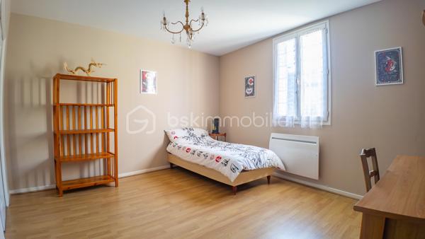 Magnifique appartement 3 pièces, spacieux (88 m²), entièrement rénové dans une résidence sécurisée (avec ascenseur, cour collective et place de parking)

Situé en plein cœur du centre-ville de NEVERS, à deux pas de la Porte de PARIS et de la rue piétonne, vous tomberez littéralement sous le charme de ce magnifique appartement fonctionnel et spacieux type F3 d'une superficie habitable de 88 m² (Carrez), au 2ème étage d'une petite résidence sécurisée de 4 niveaux des années 1983-88, avec son ascenseur, sa cour collective et son parking privatif.

L’appartement comprend :
- une entrée lumineuse avec son placard intégré, son interphone, sa porte d’entrée sécurisée et en très bon état, son sol carrelé, qualitatif et propre (carrelage identique et harmonisé que l’on retrouve dans la pièce de vie, dégagement couloir et salle d’eau) ;
- une pièce de vie lumineuse (2 ouvertures), spacieuse (d’une superficie d’env. 48 m²), fonctionnelle avec sa cuisine ouverte, totalement aménagée avec ses nombreux rangements et son bar/mange-debout, et équipée (hotte, four, plaque de cuisson induction) ;
- 2 chambres lumineuses, spacieuses (d’une superficie de 15 et 18 m²), fonctionnelles avec penderie / dressing intégré et aménagé, et son parquet flottant qualitatif et chaleureux ;
- une salle d’eau plutôt récente avec sa douche italienne, son vasque avec meubles, son sèche-serviettes qualitatif et son arrivée/évacuation d’eau (pour la machine à laver) ;
- un dégagement couloir desservant les pièces de nuit avec son placard/penderie intégré ;
- un WC indépendant. 

Cet appartement est classé en logement plutôt performant (DPE en lettre « C ») grâce à son isolation intérieure/extérieure performante, ses menuiseries double vitrage bois de bonne qualité et son mode de chauffage électrique (radiateurs plutôt récents, harmonisés, performants et économiques). 

De plus, cet appartement est sécurisé grâce à sa porte 3 points et son interphone. 

Le réseau urbain (ligne de bus) est au pied de la résidence et permet de servir Nevers, écoles, collèges et lycées en 10-15 minutes. 

La présente annonce immobilière vise 1 seul lot (= appartement) situé dans une petite copropriété bien entretenue formant 9 lots au total ne faisant l'objet d'aucune procédure en cours et d'un montant de charges d'environ 189 € par mois (soit 2 274 € annuel) déclaré par le vendeur comprenant l’entretien et l’électricité des parties communes, l’ascenseur, l’assurance des murs, l’eau froide…

A disposition dans la résidence, une courette pour envisager un barbecue l’été par exemple.

Les plus de cet appartement : 
Aménagement intérieur récent / rénové avec goût (aucun travaux à prévoir) ; 
Quartier recherché et dynamique ; 
Proximité des commodités et commerces, des écoles (maternelle, primaire, collège et lycée) ; 
Petite copropriété et immeuble en très bon état ; 
Présence d’un parking privatif à 200 m à pied de la résidence (facilité de stationnement au pied de la résidence) ; 
Logement plutôt performant, spacieux, fonctionnel, lumineux et agréable. 

Photos supplémentaires disponibles sur mon site BSK IMMOBILIER > Nos conseillers > Sébastien CHARDERON

Pour tout renseignement complémentaire ou pour une visite, contactez-moi au 06.63.17.90.56

Une belle opportunité à découvrir sans tarder !
