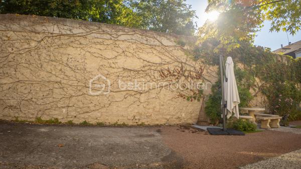 Magnifique appartement 3 pièces, spacieux (88 m²), entièrement rénové dans une résidence sécurisée (avec ascenseur, cour collective et place de parking)

Situé en plein cœur du centre-ville de NEVERS, à deux pas de la Porte de PARIS et de la rue piétonne, vous tomberez littéralement sous le charme de ce magnifique appartement fonctionnel et spacieux type F3 d'une superficie habitable de 88 m² (Carrez), au 2ème étage d'une petite résidence sécurisée de 4 niveaux des années 1983-88, avec son ascenseur, sa cour collective et son parking privatif.

L’appartement comprend :
- une entrée lumineuse avec son placard intégré, son interphone, sa porte d’entrée sécurisée et en très bon état, son sol carrelé, qualitatif et propre (carrelage identique et harmonisé que l’on retrouve dans la pièce de vie, dégagement couloir et salle d’eau) ;
- une pièce de vie lumineuse (2 ouvertures), spacieuse (d’une superficie d’env. 48 m²), fonctionnelle avec sa cuisine ouverte, totalement aménagée avec ses nombreux rangements et son bar/mange-debout, et équipée (hotte, four, plaque de cuisson induction) ;
- 2 chambres lumineuses, spacieuses (d’une superficie de 15 et 18 m²), fonctionnelles avec penderie / dressing intégré et aménagé, et son parquet flottant qualitatif et chaleureux ;
- une salle d’eau plutôt récente avec sa douche italienne, son vasque avec meubles, son sèche-serviettes qualitatif et son arrivée/évacuation d’eau (pour la machine à laver) ;
- un dégagement couloir desservant les pièces de nuit avec son placard/penderie intégré ;
- un WC indépendant. 

Cet appartement est classé en logement plutôt performant (DPE en lettre « C ») grâce à son isolation intérieure/extérieure performante, ses menuiseries double vitrage bois de bonne qualité et son mode de chauffage électrique (radiateurs plutôt récents, harmonisés, performants et économiques). 

De plus, cet appartement est sécurisé grâce à sa porte 3 points et son interphone. 

Le réseau urbain (ligne de bus) est au pied de la résidence et permet de servir Nevers, écoles, collèges et lycées en 10-15 minutes. 

La présente annonce immobilière vise 1 seul lot (= appartement) situé dans une petite copropriété bien entretenue formant 9 lots au total ne faisant l'objet d'aucune procédure en cours et d'un montant de charges d'environ 189 € par mois (soit 2 274 € annuel) déclaré par le vendeur comprenant l’entretien et l’électricité des parties communes, l’ascenseur, l’assurance des murs, l’eau froide…

A disposition dans la résidence, une courette pour envisager un barbecue l’été par exemple.

Les plus de cet appartement : 
Aménagement intérieur récent / rénové avec goût (aucun travaux à prévoir) ; 
Quartier recherché et dynamique ; 
Proximité des commodités et commerces, des écoles (maternelle, primaire, collège et lycée) ; 
Petite copropriété et immeuble en très bon état ; 
Présence d’un parking privatif à 200 m à pied de la résidence (facilité de stationnement au pied de la résidence) ; 
Logement plutôt performant, spacieux, fonctionnel, lumineux et agréable. 

Photos supplémentaires disponibles sur mon site BSK IMMOBILIER > Nos conseillers > Sébastien CHARDERON

Pour tout renseignement complémentaire ou pour une visite, contactez-moi au 06.63.17.90.56

Une belle opportunité à découvrir sans tarder !