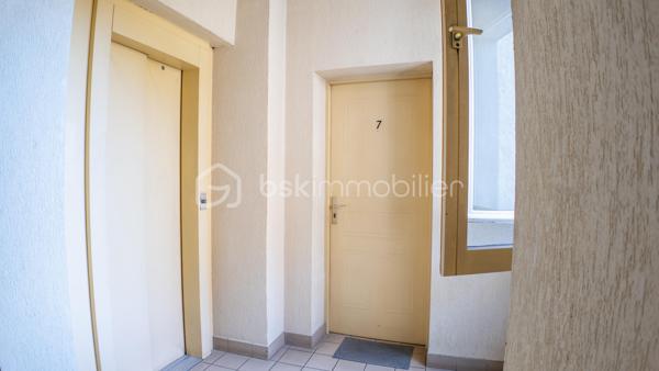 Magnifique appartement 3 pièces, spacieux (88 m²), entièrement rénové dans une résidence sécurisée (avec ascenseur, cour collective et place de parking)

Situé en plein cœur du centre-ville de NEVERS, à deux pas de la Porte de PARIS et de la rue piétonne, vous tomberez littéralement sous le charme de ce magnifique appartement fonctionnel et spacieux type F3 d'une superficie habitable de 88 m² (Carrez), au 2ème étage d'une petite résidence sécurisée de 4 niveaux des années 1983-88, avec son ascenseur, sa cour collective et son parking privatif.

L’appartement comprend :
- une entrée lumineuse avec son placard intégré, son interphone, sa porte d’entrée sécurisée et en très bon état, son sol carrelé, qualitatif et propre (carrelage identique et harmonisé que l’on retrouve dans la pièce de vie, dégagement couloir et salle d’eau) ;
- une pièce de vie lumineuse (2 ouvertures), spacieuse (d’une superficie d’env. 48 m²), fonctionnelle avec sa cuisine ouverte, totalement aménagée avec ses nombreux rangements et son bar/mange-debout, et équipée (hotte, four, plaque de cuisson induction) ;
- 2 chambres lumineuses, spacieuses (d’une superficie de 15 et 18 m²), fonctionnelles avec penderie / dressing intégré et aménagé, et son parquet flottant qualitatif et chaleureux ;
- une salle d’eau plutôt récente avec sa douche italienne, son vasque avec meubles, son sèche-serviettes qualitatif et son arrivée/évacuation d’eau (pour la machine à laver) ;
- un dégagement couloir desservant les pièces de nuit avec son placard/penderie intégré ;
- un WC indépendant. 

Cet appartement est classé en logement plutôt performant (DPE en lettre « C ») grâce à son isolation intérieure/extérieure performante, ses menuiseries double vitrage bois de bonne qualité et son mode de chauffage électrique (radiateurs plutôt récents, harmonisés, performants et économiques). 

De plus, cet appartement est sécurisé grâce à sa porte 3 points et son interphone. 

Le réseau urbain (ligne de bus) est au pied de la résidence et permet de servir Nevers, écoles, collèges et lycées en 10-15 minutes. 

La présente annonce immobilière vise 1 seul lot (= appartement) situé dans une petite copropriété bien entretenue formant 9 lots au total ne faisant l'objet d'aucune procédure en cours et d'un montant de charges d'environ 189 € par mois (soit 2 274 € annuel) déclaré par le vendeur comprenant l’entretien et l’électricité des parties communes, l’ascenseur, l’assurance des murs, l’eau froide…

A disposition dans la résidence, une courette pour envisager un barbecue l’été par exemple.

Les plus de cet appartement : 
Aménagement intérieur récent / rénové avec goût (aucun travaux à prévoir) ; 
Quartier recherché et dynamique ; 
Proximité des commodités et commerces, des écoles (maternelle, primaire, collège et lycée) ; 
Petite copropriété et immeuble en très bon état ; 
Présence d’un parking privatif à 200 m à pied de la résidence (facilité de stationnement au pied de la résidence) ; 
Logement plutôt performant, spacieux, fonctionnel, lumineux et agréable. 

Photos supplémentaires disponibles sur mon site BSK IMMOBILIER > Nos conseillers > Sébastien CHARDERON

Pour tout renseignement complémentaire ou pour une visite, contactez-moi au 06.63.17.90.56

Une belle opportunité à découvrir sans tarder !