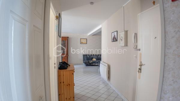 Magnifique appartement 3 pièces, spacieux (88 m²), entièrement rénové dans une résidence sécurisée (avec ascenseur, cour collective et place de parking)

Situé en plein cœur du centre-ville de NEVERS, à deux pas de la Porte de PARIS et de la rue piétonne, vous tomberez littéralement sous le charme de ce magnifique appartement fonctionnel et spacieux type F3 d'une superficie habitable de 88 m² (Carrez), au 2ème étage d'une petite résidence sécurisée de 4 niveaux des années 1983-88, avec son ascenseur, sa cour collective et son parking privatif.

L’appartement comprend :
- une entrée lumineuse avec son placard intégré, son interphone, sa porte d’entrée sécurisée et en très bon état, son sol carrelé, qualitatif et propre (carrelage identique et harmonisé que l’on retrouve dans la pièce de vie, dégagement couloir et salle d’eau) ;
- une pièce de vie lumineuse (2 ouvertures), spacieuse (d’une superficie d’env. 48 m²), fonctionnelle avec sa cuisine ouverte, totalement aménagée avec ses nombreux rangements et son bar/mange-debout, et équipée (hotte, four, plaque de cuisson induction) ;
- 2 chambres lumineuses, spacieuses (d’une superficie de 15 et 18 m²), fonctionnelles avec penderie / dressing intégré et aménagé, et son parquet flottant qualitatif et chaleureux ;
- une salle d’eau plutôt récente avec sa douche italienne, son vasque avec meubles, son sèche-serviettes qualitatif et son arrivée/évacuation d’eau (pour la machine à laver) ;
- un dégagement couloir desservant les pièces de nuit avec son placard/penderie intégré ;
- un WC indépendant. 

Cet appartement est classé en logement plutôt performant (DPE en lettre « C ») grâce à son isolation intérieure/extérieure performante, ses menuiseries double vitrage bois de bonne qualité et son mode de chauffage électrique (radiateurs plutôt récents, harmonisés, performants et économiques). 

De plus, cet appartement est sécurisé grâce à sa porte 3 points et son interphone. 

Le réseau urbain (ligne de bus) est au pied de la résidence et permet de servir Nevers, écoles, collèges et lycées en 10-15 minutes. 

La présente annonce immobilière vise 1 seul lot (= appartement) situé dans une petite copropriété bien entretenue formant 9 lots au total ne faisant l'objet d'aucune procédure en cours et d'un montant de charges d'environ 189 € par mois (soit 2 274 € annuel) déclaré par le vendeur comprenant l’entretien et l’électricité des parties communes, l’ascenseur, l’assurance des murs, l’eau froide…

A disposition dans la résidence, une courette pour envisager un barbecue l’été par exemple.

Les plus de cet appartement : 
Aménagement intérieur récent / rénové avec goût (aucun travaux à prévoir) ; 
Quartier recherché et dynamique ; 
Proximité des commodités et commerces, des écoles (maternelle, primaire, collège et lycée) ; 
Petite copropriété et immeuble en très bon état ; 
Présence d’un parking privatif à 200 m à pied de la résidence (facilité de stationnement au pied de la résidence) ; 
Logement plutôt performant, spacieux, fonctionnel, lumineux et agréable. 

Photos supplémentaires disponibles sur mon site BSK IMMOBILIER > Nos conseillers > Sébastien CHARDERON

Pour tout renseignement complémentaire ou pour une visite, contactez-moi au 06.63.17.90.56

Une belle opportunité à découvrir sans tarder !
