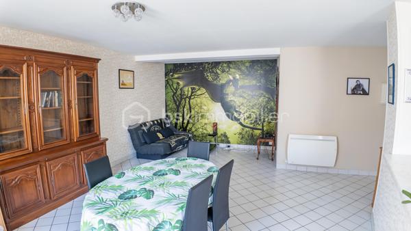 Magnifique appartement 3 pièces, spacieux (88 m²), entièrement rénové dans une résidence sécurisée (avec ascenseur, cour collective et place de parking)

Situé en plein cœur du centre-ville de NEVERS, à deux pas de la Porte de PARIS et de la rue piétonne, vous tomberez littéralement sous le charme de ce magnifique appartement fonctionnel et spacieux type F3 d'une superficie habitable de 88 m² (Carrez), au 2ème étage d'une petite résidence sécurisée de 4 niveaux des années 1983-88, avec son ascenseur, sa cour collective et son parking privatif.

L’appartement comprend :
- une entrée lumineuse avec son placard intégré, son interphone, sa porte d’entrée sécurisée et en très bon état, son sol carrelé, qualitatif et propre (carrelage identique et harmonisé que l’on retrouve dans la pièce de vie, dégagement couloir et salle d’eau) ;
- une pièce de vie lumineuse (2 ouvertures), spacieuse (d’une superficie d’env. 48 m²), fonctionnelle avec sa cuisine ouverte, totalement aménagée avec ses nombreux rangements et son bar/mange-debout, et équipée (hotte, four, plaque de cuisson induction) ;
- 2 chambres lumineuses, spacieuses (d’une superficie de 15 et 18 m²), fonctionnelles avec penderie / dressing intégré et aménagé, et son parquet flottant qualitatif et chaleureux ;
- une salle d’eau plutôt récente avec sa douche italienne, son vasque avec meubles, son sèche-serviettes qualitatif et son arrivée/évacuation d’eau (pour la machine à laver) ;
- un dégagement couloir desservant les pièces de nuit avec son placard/penderie intégré ;
- un WC indépendant. 

Cet appartement est classé en logement plutôt performant (DPE en lettre « C ») grâce à son isolation intérieure/extérieure performante, ses menuiseries double vitrage bois de bonne qualité et son mode de chauffage électrique (radiateurs plutôt récents, harmonisés, performants et économiques). 

De plus, cet appartement est sécurisé grâce à sa porte 3 points et son interphone. 

Le réseau urbain (ligne de bus) est au pied de la résidence et permet de servir Nevers, écoles, collèges et lycées en 10-15 minutes. 

La présente annonce immobilière vise 1 seul lot (= appartement) situé dans une petite copropriété bien entretenue formant 9 lots au total ne faisant l'objet d'aucune procédure en cours et d'un montant de charges d'environ 189 € par mois (soit 2 274 € annuel) déclaré par le vendeur comprenant l’entretien et l’électricité des parties communes, l’ascenseur, l’assurance des murs, l’eau froide…

A disposition dans la résidence, une courette pour envisager un barbecue l’été par exemple.

Les plus de cet appartement : 
Aménagement intérieur récent / rénové avec goût (aucun travaux à prévoir) ; 
Quartier recherché et dynamique ; 
Proximité des commodités et commerces, des écoles (maternelle, primaire, collège et lycée) ; 
Petite copropriété et immeuble en très bon état ; 
Présence d’un parking privatif à 200 m à pied de la résidence (facilité de stationnement au pied de la résidence) ; 
Logement plutôt performant, spacieux, fonctionnel, lumineux et agréable. 

Photos supplémentaires disponibles sur mon site BSK IMMOBILIER > Nos conseillers > Sébastien CHARDERON

Pour tout renseignement complémentaire ou pour une visite, contactez-moi au 06.63.17.90.56

Une belle opportunité à découvrir sans tarder !