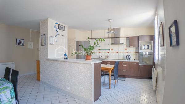 Magnifique appartement 3 pièces, spacieux (88 m²), entièrement rénové dans une résidence sécurisée (avec ascenseur, cour collective et place de parking)

Situé en plein cœur du centre-ville de NEVERS, à deux pas de la Porte de PARIS et de la rue piétonne, vous tomberez littéralement sous le charme de ce magnifique appartement fonctionnel et spacieux type F3 d'une superficie habitable de 88 m² (Carrez), au 2ème étage d'une petite résidence sécurisée de 4 niveaux des années 1983-88, avec son ascenseur, sa cour collective et son parking privatif.

L’appartement comprend :
- une entrée lumineuse avec son placard intégré, son interphone, sa porte d’entrée sécurisée et en très bon état, son sol carrelé, qualitatif et propre (carrelage identique et harmonisé que l’on retrouve dans la pièce de vie, dégagement couloir et salle d’eau) ;
- une pièce de vie lumineuse (2 ouvertures), spacieuse (d’une superficie d’env. 48 m²), fonctionnelle avec sa cuisine ouverte, totalement aménagée avec ses nombreux rangements et son bar/mange-debout, et équipée (hotte, four, plaque de cuisson induction) ;
- 2 chambres lumineuses, spacieuses (d’une superficie de 15 et 18 m²), fonctionnelles avec penderie / dressing intégré et aménagé, et son parquet flottant qualitatif et chaleureux ;
- une salle d’eau plutôt récente avec sa douche italienne, son vasque avec meubles, son sèche-serviettes qualitatif et son arrivée/évacuation d’eau (pour la machine à laver) ;
- un dégagement couloir desservant les pièces de nuit avec son placard/penderie intégré ;
- un WC indépendant. 

Cet appartement est classé en logement plutôt performant (DPE en lettre « C ») grâce à son isolation intérieure/extérieure performante, ses menuiseries double vitrage bois de bonne qualité et son mode de chauffage électrique (radiateurs plutôt récents, harmonisés, performants et économiques). 

De plus, cet appartement est sécurisé grâce à sa porte 3 points et son interphone. 

Le réseau urbain (ligne de bus) est au pied de la résidence et permet de servir Nevers, écoles, collèges et lycées en 10-15 minutes. 

La présente annonce immobilière vise 1 seul lot (= appartement) situé dans une petite copropriété bien entretenue formant 9 lots au total ne faisant l'objet d'aucune procédure en cours et d'un montant de charges d'environ 189 € par mois (soit 2 274 € annuel) déclaré par le vendeur comprenant l’entretien et l’électricité des parties communes, l’ascenseur, l’assurance des murs, l’eau froide…

A disposition dans la résidence, une courette pour envisager un barbecue l’été par exemple.

Les plus de cet appartement : 
Aménagement intérieur récent / rénové avec goût (aucun travaux à prévoir) ; 
Quartier recherché et dynamique ; 
Proximité des commodités et commerces, des écoles (maternelle, primaire, collège et lycée) ; 
Petite copropriété et immeuble en très bon état ; 
Présence d’un parking privatif à 200 m à pied de la résidence (facilité de stationnement au pied de la résidence) ; 
Logement plutôt performant, spacieux, fonctionnel, lumineux et agréable. 

Photos supplémentaires disponibles sur mon site BSK IMMOBILIER > Nos conseillers > Sébastien CHARDERON

Pour tout renseignement complémentaire ou pour une visite, contactez-moi au 06.63.17.90.56

Une belle opportunité à découvrir sans tarder !