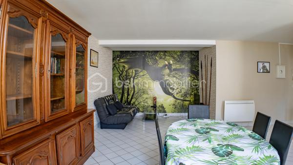 Magnifique appartement 3 pièces, spacieux (88 m²), entièrement rénové dans une résidence sécurisée (avec ascenseur, cour collective et place de parking)

Situé en plein cœur du centre-ville de NEVERS, à deux pas de la Porte de PARIS et de la rue piétonne, vous tomberez littéralement sous le charme de ce magnifique appartement fonctionnel et spacieux type F3 d'une superficie habitable de 88 m² (Carrez), au 2ème étage d'une petite résidence sécurisée de 4 niveaux des années 1983-88, avec son ascenseur, sa cour collective et son parking privatif.

L’appartement comprend :
- une entrée lumineuse avec son placard intégré, son interphone, sa porte d’entrée sécurisée et en très bon état, son sol carrelé, qualitatif et propre (carrelage identique et harmonisé que l’on retrouve dans la pièce de vie, dégagement couloir et salle d’eau) ;
- une pièce de vie lumineuse (2 ouvertures), spacieuse (d’une superficie d’env. 48 m²), fonctionnelle avec sa cuisine ouverte, totalement aménagée avec ses nombreux rangements et son bar/mange-debout, et équipée (hotte, four, plaque de cuisson induction) ;
- 2 chambres lumineuses, spacieuses (d’une superficie de 15 et 18 m²), fonctionnelles avec penderie / dressing intégré et aménagé, et son parquet flottant qualitatif et chaleureux ;
- une salle d’eau plutôt récente avec sa douche italienne, son vasque avec meubles, son sèche-serviettes qualitatif et son arrivée/évacuation d’eau (pour la machine à laver) ;
- un dégagement couloir desservant les pièces de nuit avec son placard/penderie intégré ;
- un WC indépendant. 

Cet appartement est classé en logement plutôt performant (DPE en lettre « C ») grâce à son isolation intérieure/extérieure performante, ses menuiseries double vitrage bois de bonne qualité et son mode de chauffage électrique (radiateurs plutôt récents, harmonisés, performants et économiques). 

De plus, cet appartement est sécurisé grâce à sa porte 3 points et son interphone. 

Le réseau urbain (ligne de bus) est au pied de la résidence et permet de servir Nevers, écoles, collèges et lycées en 10-15 minutes. 

La présente annonce immobilière vise 1 seul lot (= appartement) situé dans une petite copropriété bien entretenue formant 9 lots au total ne faisant l'objet d'aucune procédure en cours et d'un montant de charges d'environ 189 € par mois (soit 2 274 € annuel) déclaré par le vendeur comprenant l’entretien et l’électricité des parties communes, l’ascenseur, l’assurance des murs, l’eau froide…

A disposition dans la résidence, une courette pour envisager un barbecue l’été par exemple.

Les plus de cet appartement : 
Aménagement intérieur récent / rénové avec goût (aucun travaux à prévoir) ; 
Quartier recherché et dynamique ; 
Proximité des commodités et commerces, des écoles (maternelle, primaire, collège et lycée) ; 
Petite copropriété et immeuble en très bon état ; 
Présence d’un parking privatif à 200 m à pied de la résidence (facilité de stationnement au pied de la résidence) ; 
Logement plutôt performant, spacieux, fonctionnel, lumineux et agréable. 

Photos supplémentaires disponibles sur mon site BSK IMMOBILIER > Nos conseillers > Sébastien CHARDERON

Pour tout renseignement complémentaire ou pour une visite, contactez-moi au 06.63.17.90.56

Une belle opportunité à découvrir sans tarder !