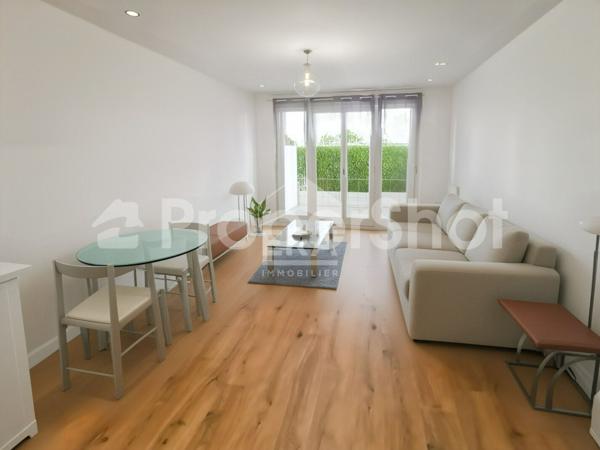 Coup de coeur ? 2 pièces récent avec balcon au bord du lac de Villaroy (Guyancourt)