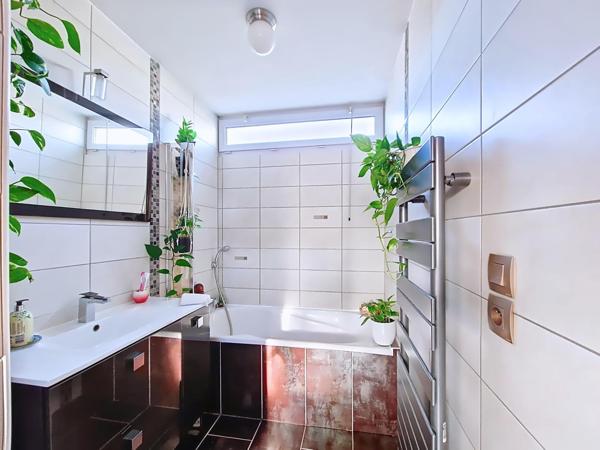 T5 99 m² environ – DPE C, 4 chambres, box, cave