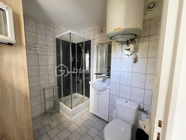 Valenti Victor vous propose - Ce beau studio entièrement rénové avec goût et modernité. Il se compose comme suit : 

- Une entrée avec veranda faisant office de coin repas, une pièce de vie avec cuisine équipée et aménagée 
- Une salle d'eau avec wc 
- Stationnement : De nombreuses places de parkings sont disponibles à proximité directe du logement

Vous serez séduit par sa luminosité son emplacement et toutes les qualités que ce bien pourra vous offrir. Que ce soit pour un pied à terre, une résidence secondaire ou un investissement locatif, il répondra pleinement à vos attentes.

Une visite s'impose