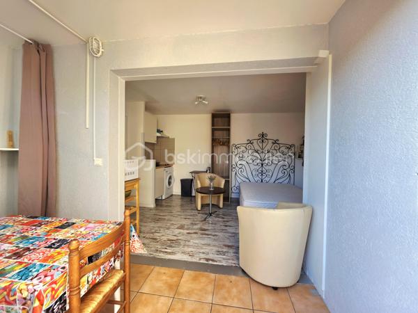 Valenti Victor vous propose - Ce beau studio entièrement rénové avec goût et modernité. Il se compose comme suit : 

- Une entrée avec veranda faisant office de coin repas, une pièce de vie avec cuisine équipée et aménagée 
- Une salle d'eau avec wc 
- Stationnement : De nombreuses places de parkings sont disponibles à proximité directe du logement

Vous serez séduit par sa luminosité son emplacement et toutes les qualités que ce bien pourra vous offrir. Que ce soit pour un pied à terre, une résidence secondaire ou un investissement locatif, il répondra pleinement à vos attentes.

Une visite s'impose