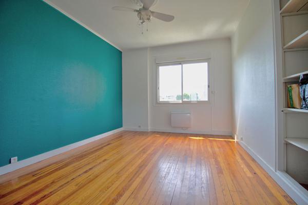 AGEN - Appartement lumineux de type 5 de 128 m² avec balcon quartier proche de toutes les commodités.