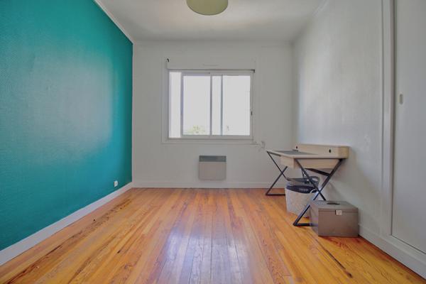 AGEN - Appartement lumineux de type 5 de 128 m² avec balcon quartier proche de toutes les commodités.