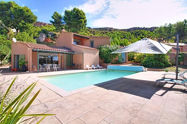 Grande maison familiale avec piscine, rangements et logement secondaire