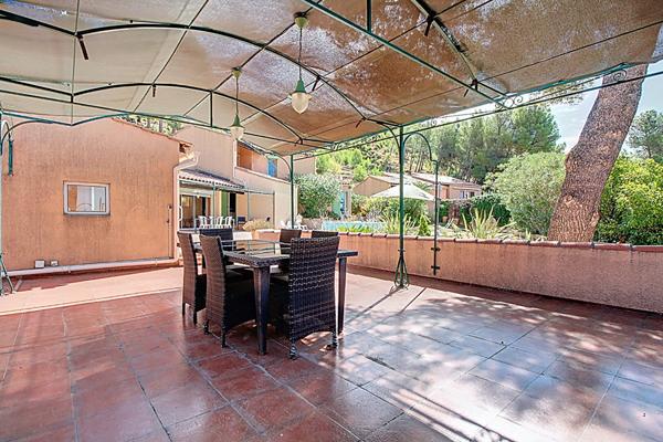 Grande maison familiale avec piscine, rangements et logement secondaire