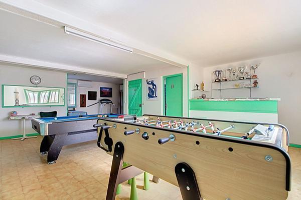 Grande maison familiale avec piscine, rangements et logement secondaire