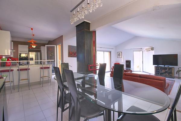 Grande maison familiale avec piscine, rangements et logement secondaire