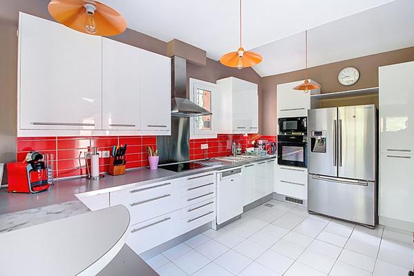 Grande maison familiale avec piscine, rangements et logement secondaire